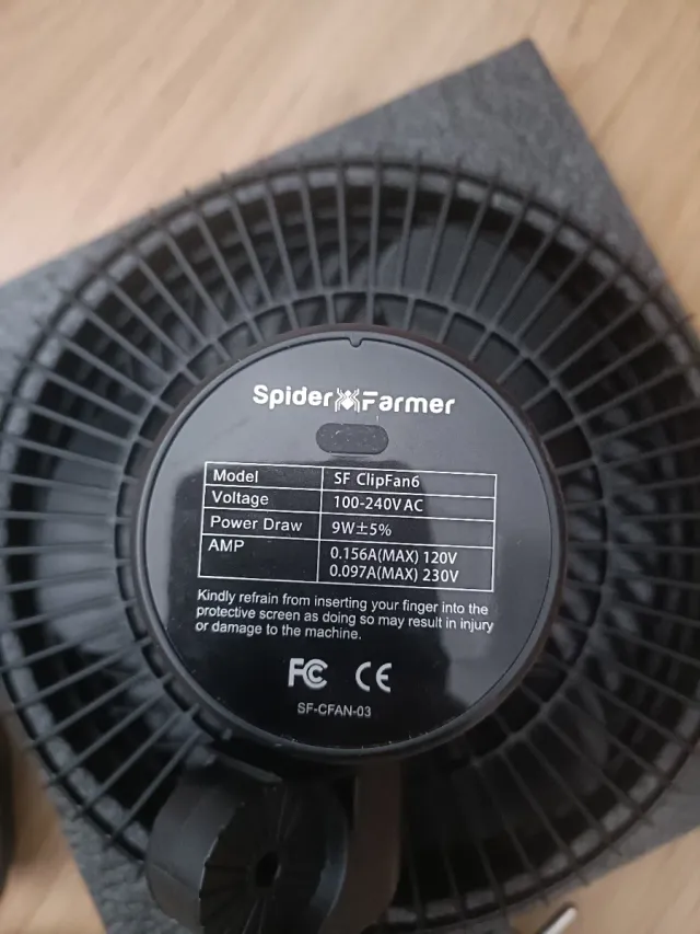 Ventilador Spider Farmer con pinza