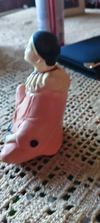 Figura de payaso sentado