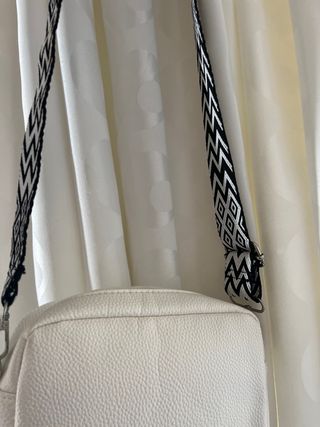Bolso blanco con correa geométrica
