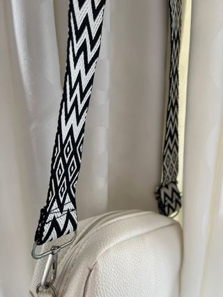 Bolso blanco con correa geométrica