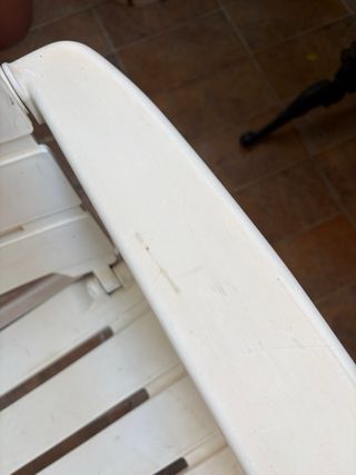 Tumbona de plástico blanca plegable