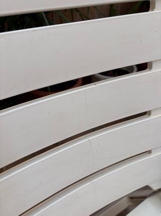 Tumbona de plástico blanca plegable