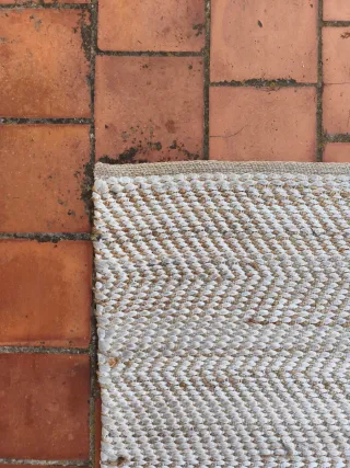 Alfombra de yute beige y blanco