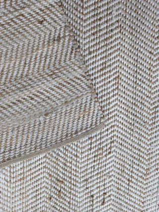 Alfombra de yute beige y blanco