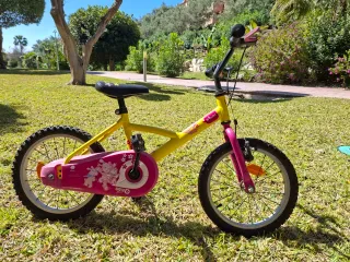 Bicicleta infantil Btwin amarilla y rosa