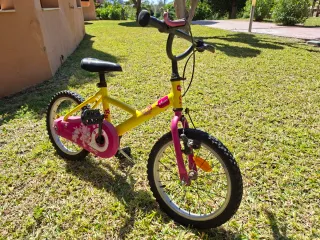 Bicicleta infantil Btwin amarilla y rosa