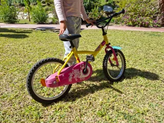 Bicicleta infantil Btwin amarilla y rosa