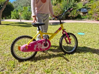 Bicicleta infantil Btwin amarilla y rosa