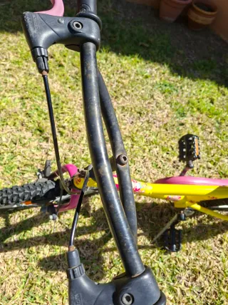 Bicicleta infantil Btwin amarilla y rosa