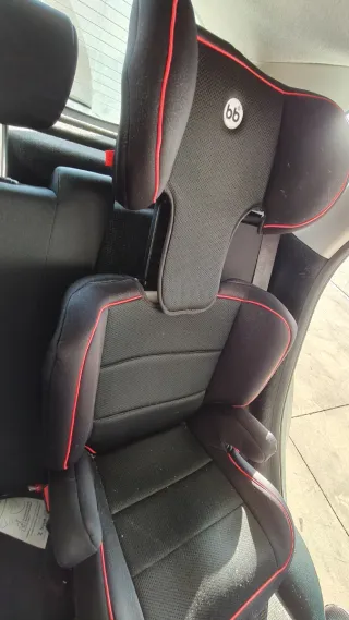 Silla de coche negra con detalles rojos