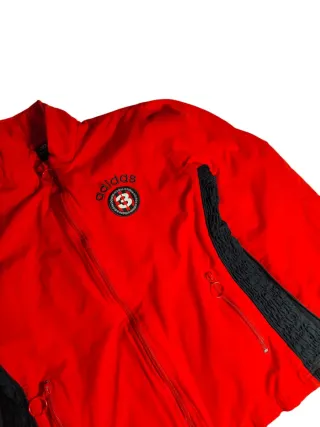 Chaqueta Adidas roja estilo Y2K retro