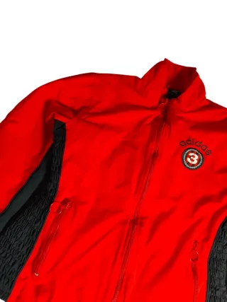 Chaqueta Adidas roja estilo Y2K retro