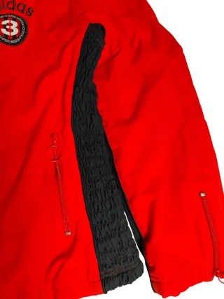 Chaqueta Adidas roja estilo Y2K retro