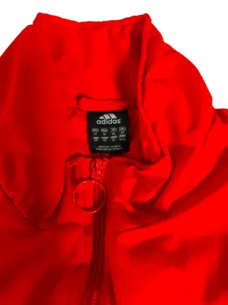Chaqueta Adidas roja estilo Y2K retro