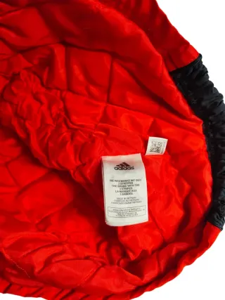 Chaqueta Adidas roja estilo Y2K retro