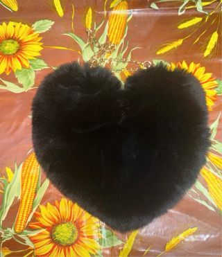 2 borse: nera a forma di cuore e bianca