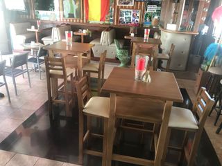 Taburetes altos, bajos, sillas, mesas, barricas