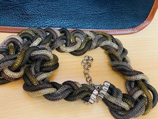 Collar trenzado dorado y plateado