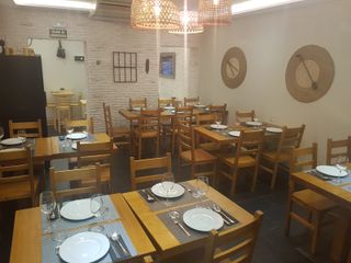 Sillas de madera maciza. Taburetes altos, mesas