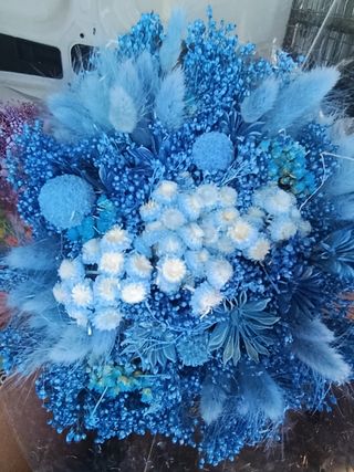 Flores secas tratadas azules