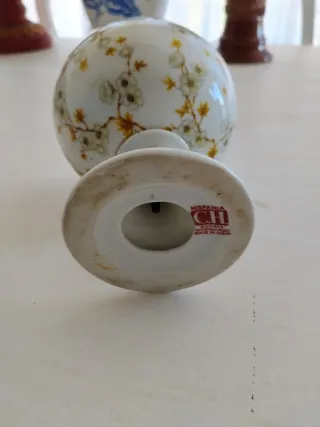 Copa de porcelana con flores doradas