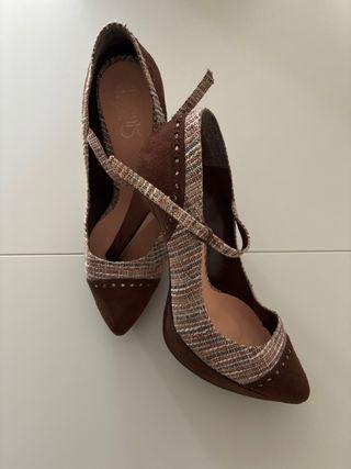 Zapatos de tacón marrones y multicolor
