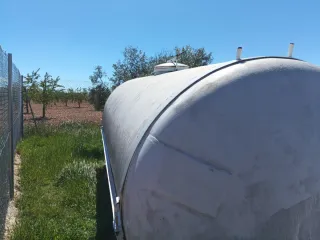 Depósito de agua blanco