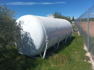 Depósito de agua blanco