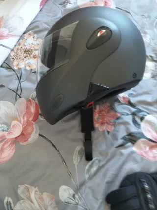 Casco Airoh y guantes moto
