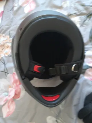 Casco Airoh y guantes moto