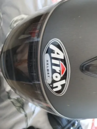 Casco Airoh y guantes moto