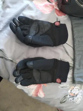 Casco Airoh y guantes moto