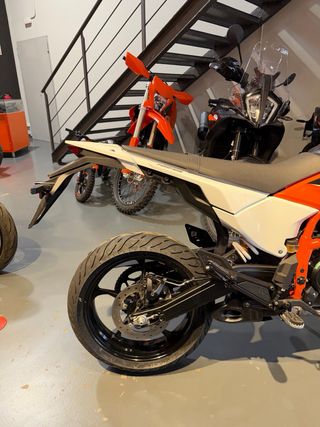 KTM 125 SMC R 2026 nueva Carnet A1