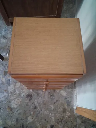 Regalo:Cómoda de madera,armario de baño y espejo.