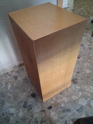 Regalo:Cómoda de madera,armario de baño y espejo.