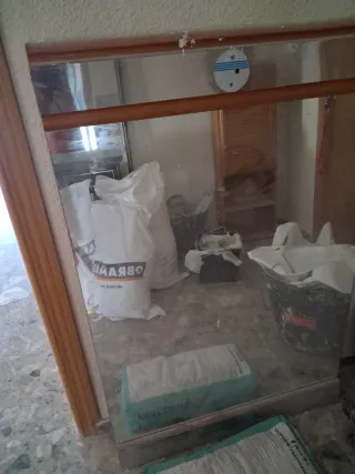 Regalo:Cómoda de madera,armario de baño y espejo.