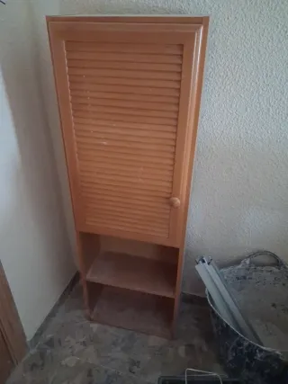 Regalo:Cómoda de madera,armario de baño y espejo.
