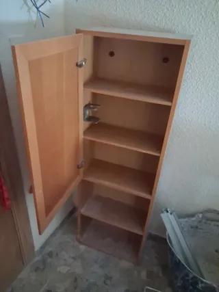 Regalo:Cómoda de madera,armario de baño y espejo.