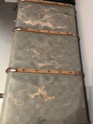 Baúl antiguo de madera y metal