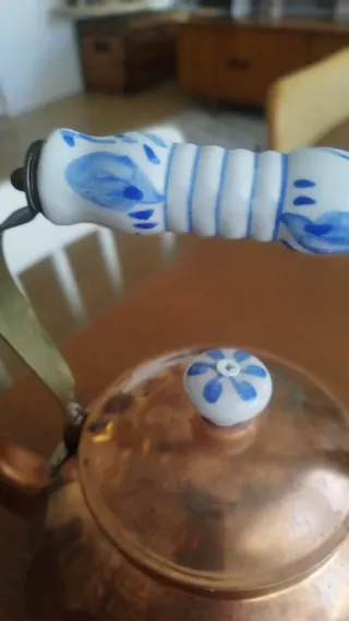 Tetera de cobre con asa de cerámica