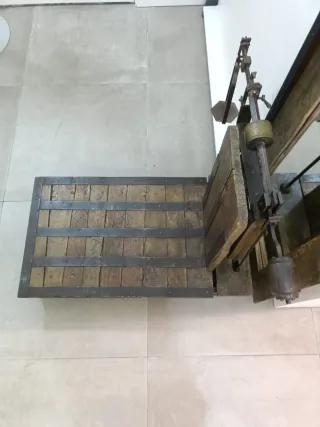 Báscula antigua de pesar tejidos