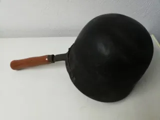 Cazo antiguo con mango de madera
