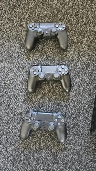 PS4 Pro 1TB + 3 Mandos + Caja Original