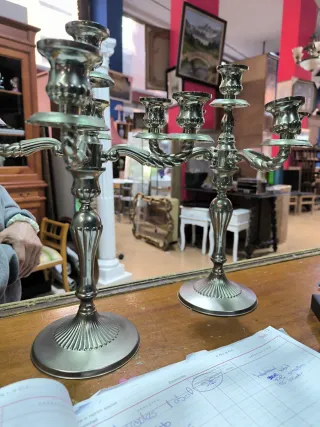 Coppia di candelabri in metallo argento