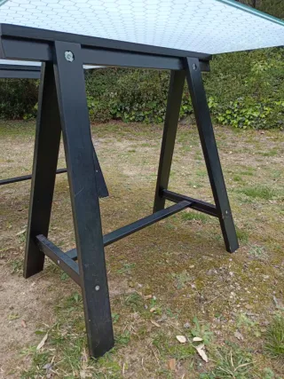 Mesa de cristal con caballetes negros, tengo 2.