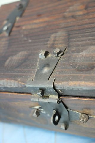 Baúl, cofre de madera y herrajes estilo castellano antiguo.