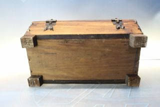 Baúl, cofre de madera y herrajes estilo castellano antiguo.