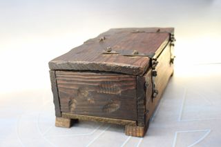 Baúl, cofre de madera y herrajes estilo castellano antiguo.