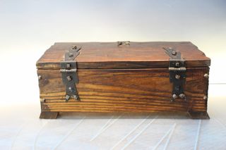 Baúl, cofre de madera y herrajes estilo castellano antiguo.