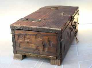 Baúl, cofre de madera y herrajes estilo castellano antiguo.